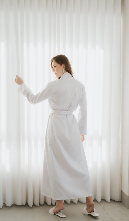 Robe Longo Vitória - Crepe, Gola Smoking e Bordado Exclusivo