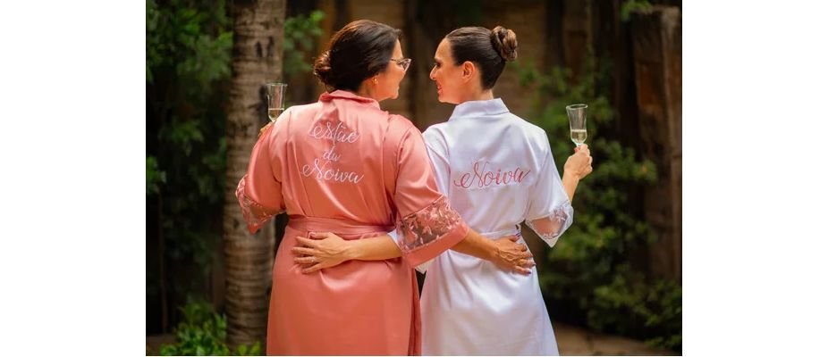 Aprenda como escolher o robe para mãe da noiva perfeito