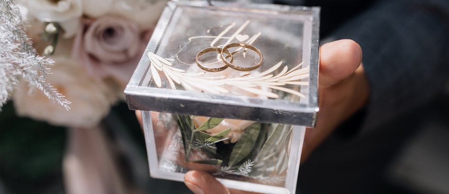 Porta alianças modernos: como escolher o ideal para seu casamento