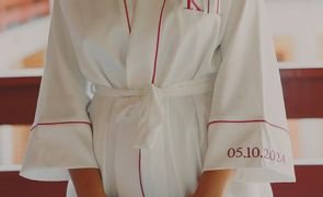 noiva em pe com robe branco e costuras em rosa