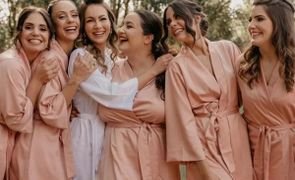 mulheres com robe curto rosa e noiva com robe curto branco