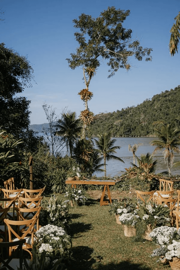 cadeiras dispostas em gramad ao fundo mar