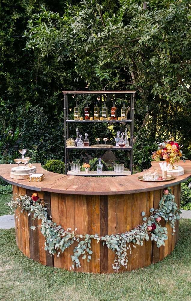 bar de madeira em ambiente externo com flores penduradas