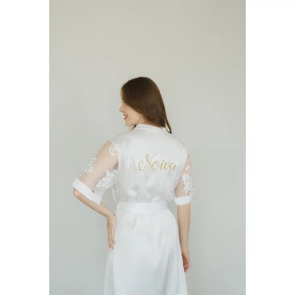 modelo de costas com robe de manga tres quartos com boradado em dourado escirto noiva