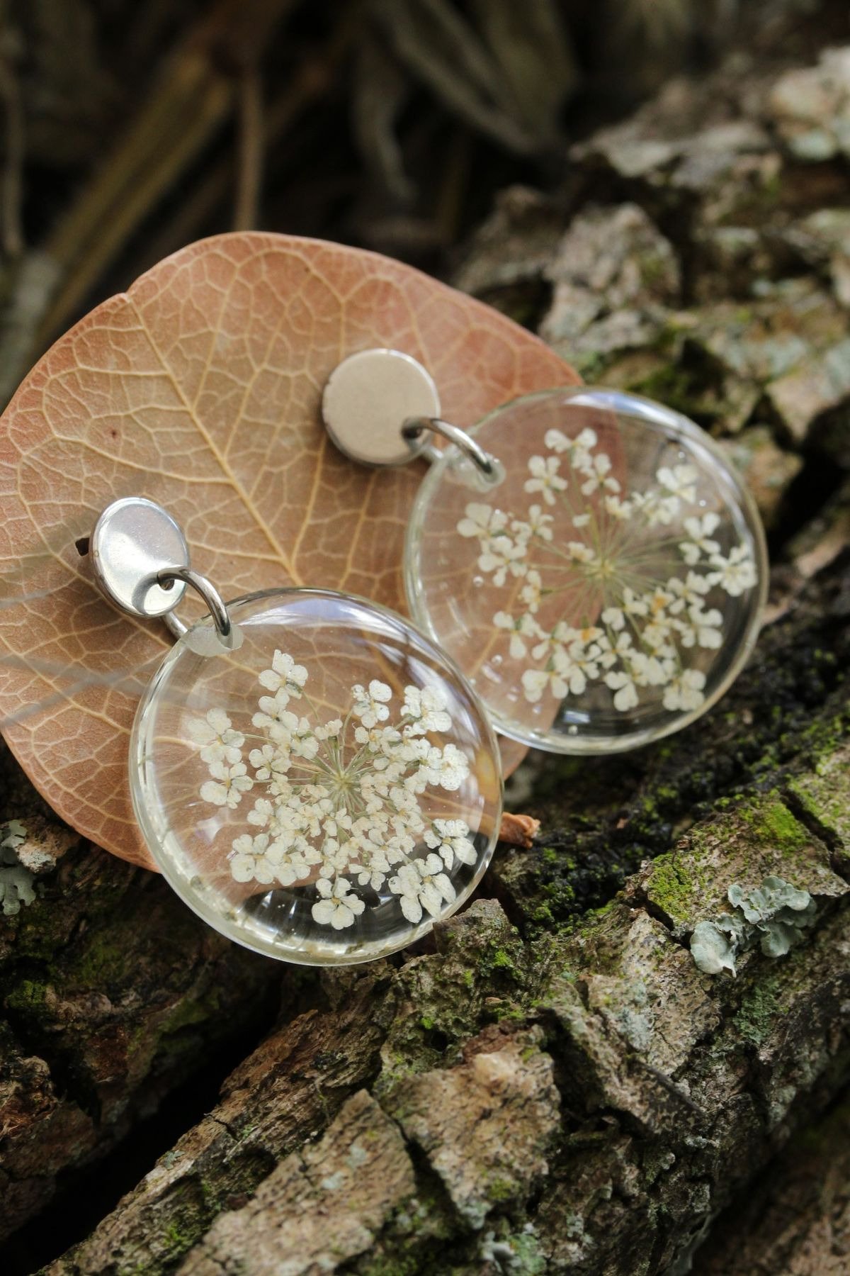 brinco redondo em resina com flores