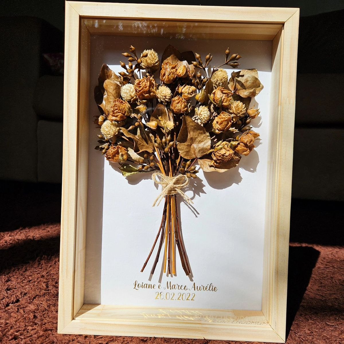 buque desidratado em quadro com nome dos noivos e data abaixo