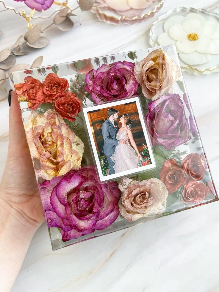 buque preservado em resina com foto de noivos no centro