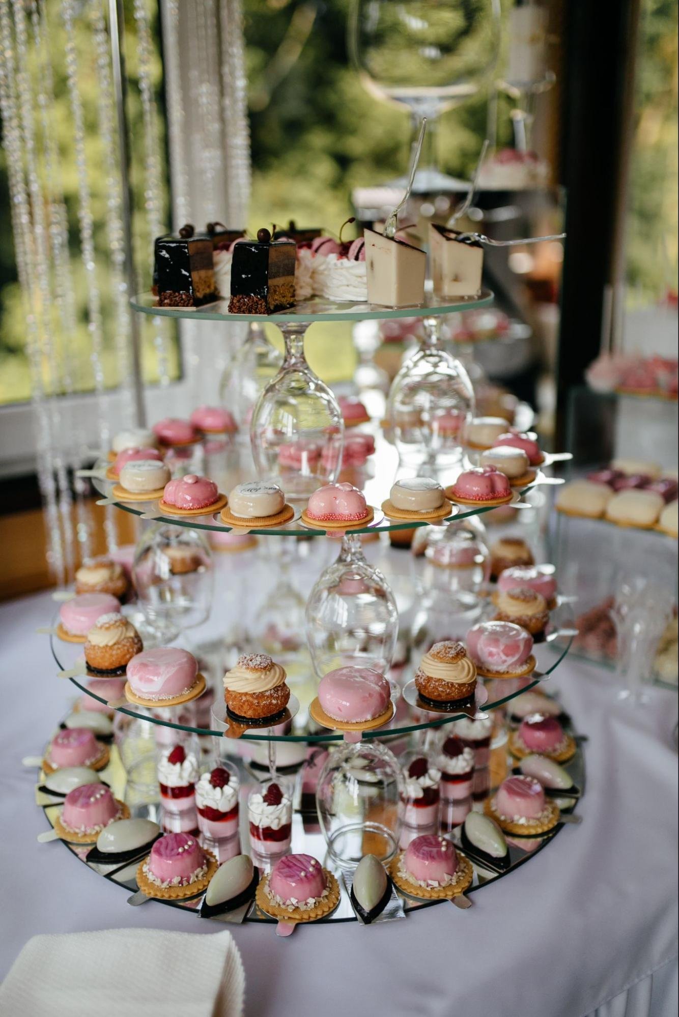 bandeja de vidro com quatro andares com doces no potinho
