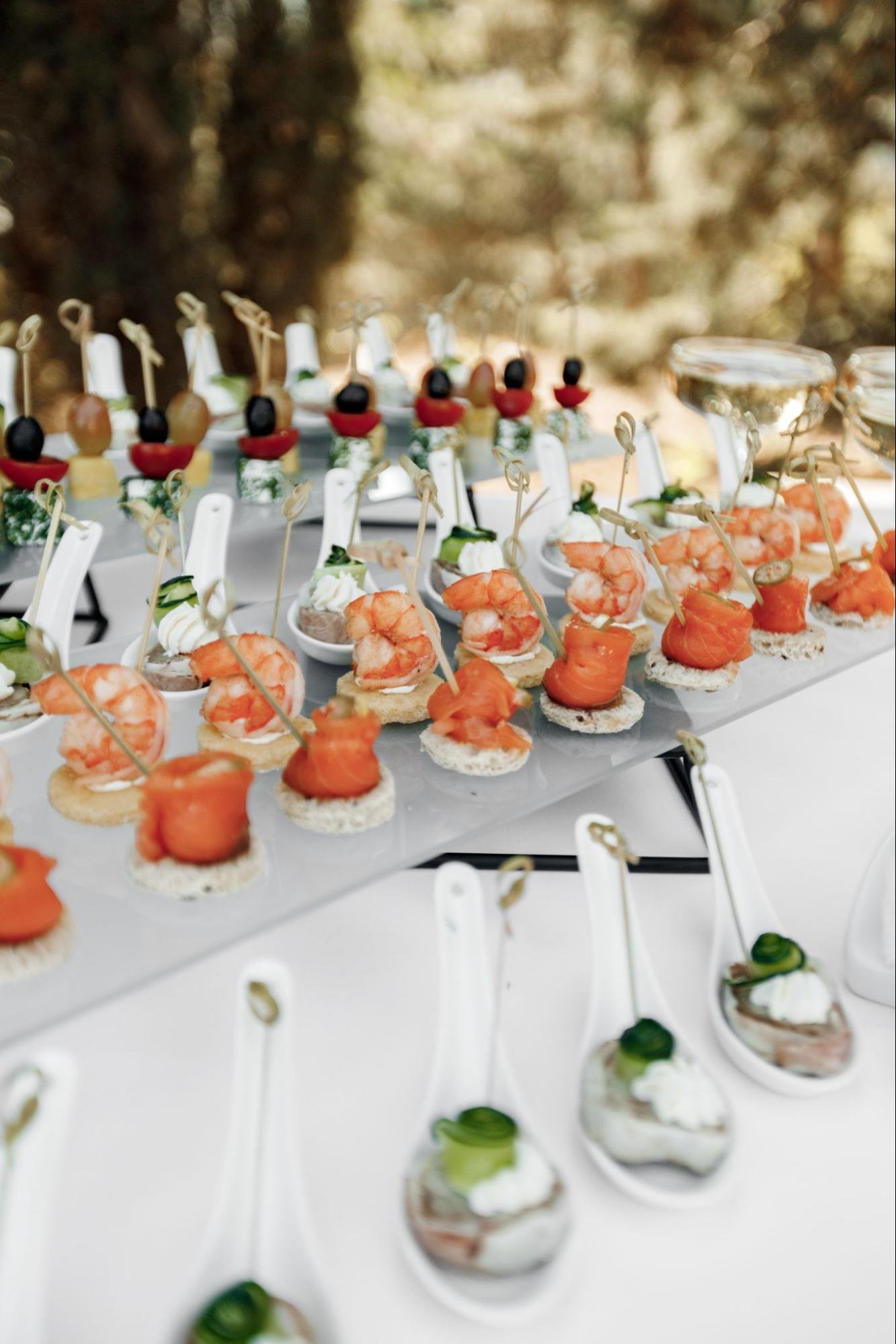 canapes variados em varias colheres sobre mesa