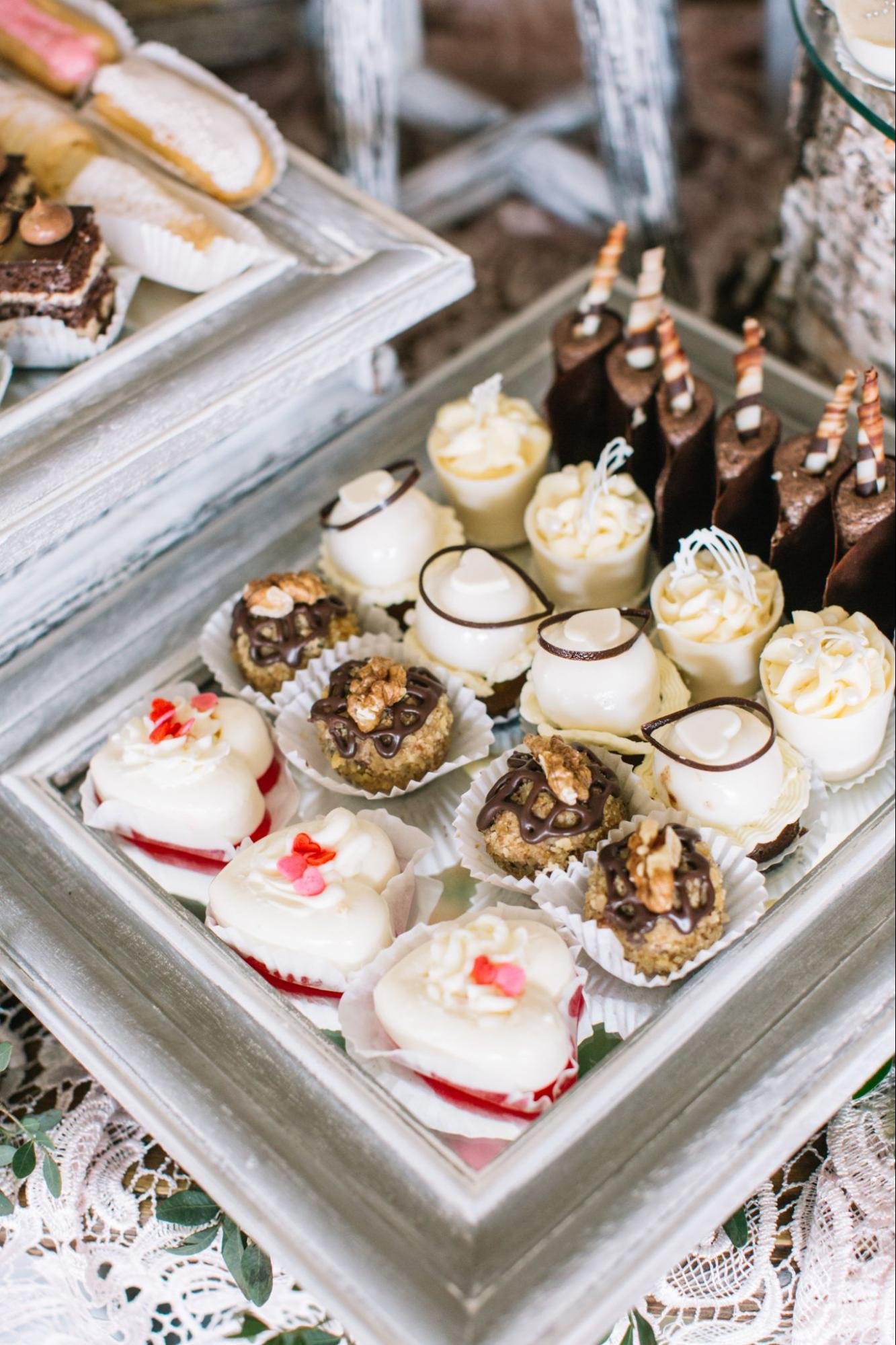 cinco tipos de doces finos em bandeja sobre a mesa