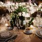 mesa de convidados em casamento com pratos talheres tacas velas e flores brancas mesa de convidados em casamento com pratos talheres tacas velas e flores brancas