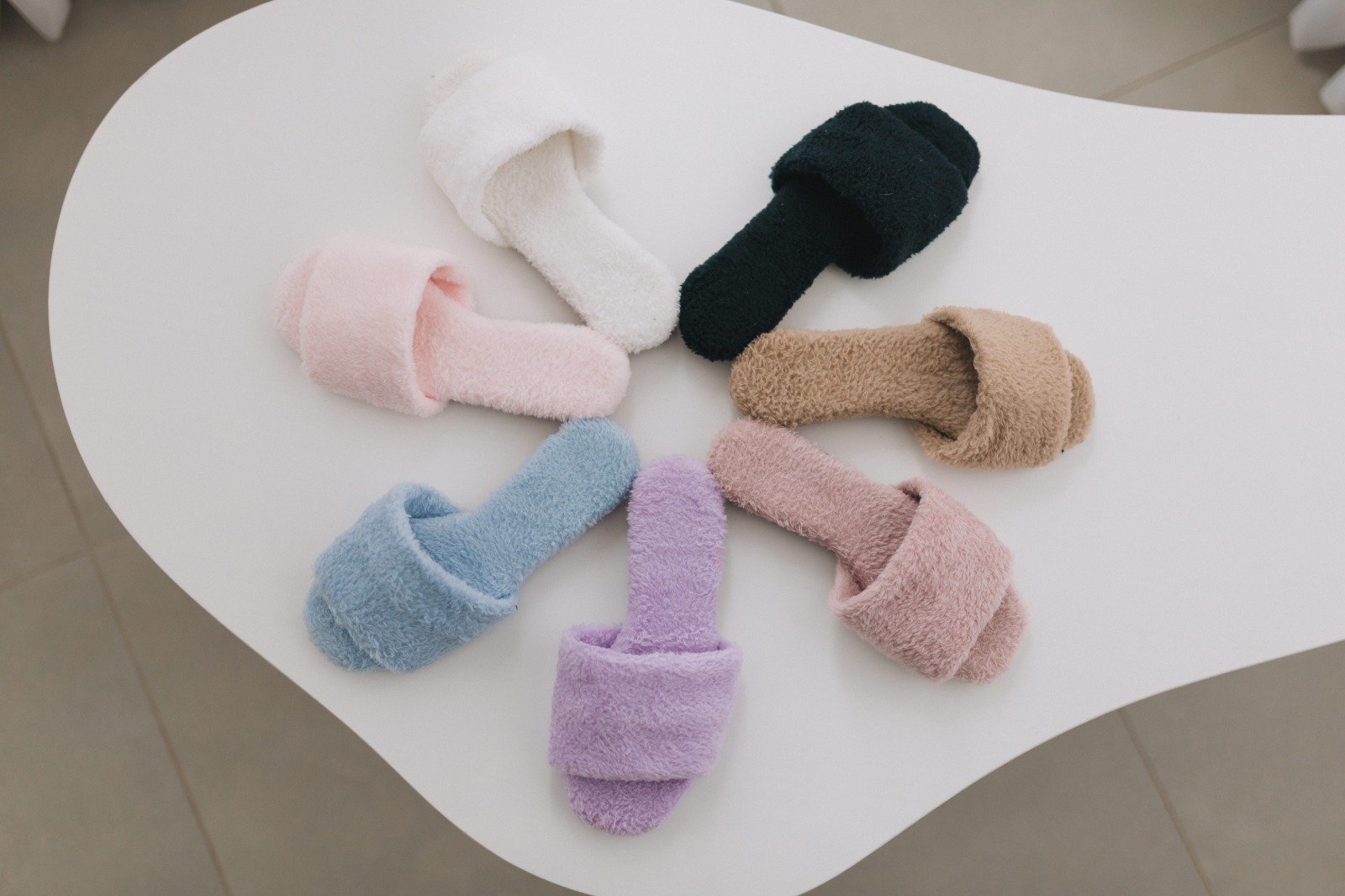 sete pantufas em cores variadas formando um circul