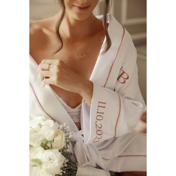 noiva com robe isabela personalizado com bordados em rosa de iniciais e data