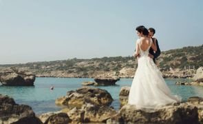 noivos sobre pedra perto do mar noivos sobre pedra perto do mar