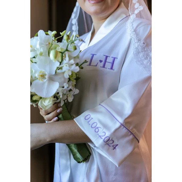 noiva usando robe isabela personalizado com com bordado lilas de data na manga e iniciais no peito