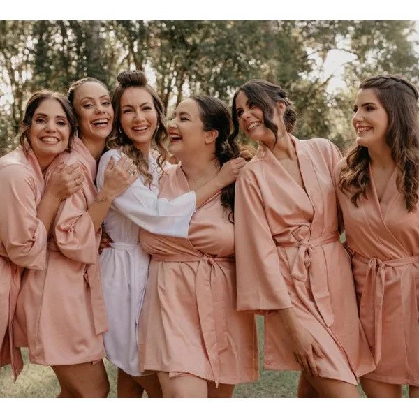 noiva usando robe branco curto com madrinha usando robe curto rose