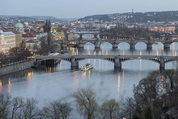 vista de longe de praga mostrando ponte rio e a cidade