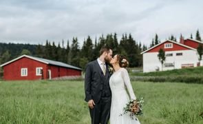 noivos em campo verde com galpao veremelho e casa branca ao fundo noivos em campo verde com galpao veremelho e casa branca ao fundo