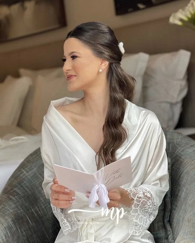 noiva de robe olhando para o lado e segurando votos