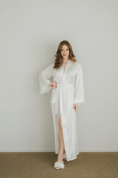 modelo com uma mao na cintura usando robe longo angel