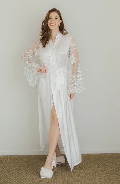 modelo sorrindo com mao na cintura usando robe longo personalizado com tule bordado nas mangas robe dete