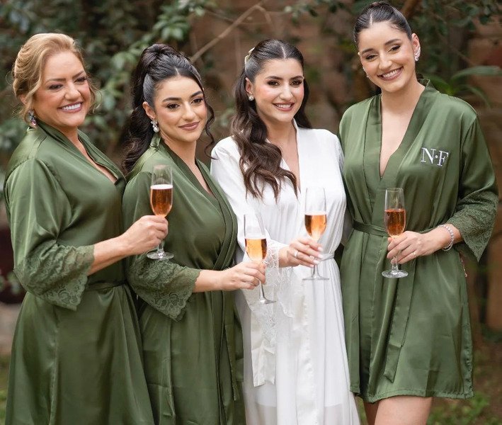 tres madrinhas com robe verde e noiva com robe branco todas segurando taca de chamapanhe