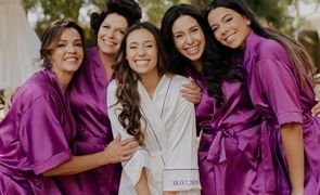 madrinhas com robe curto fucsia e noiva com robe curto branco ao centro