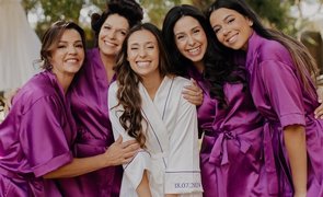 madrinhas com robe curto fucsia e noiva com robe curto branco ao centro