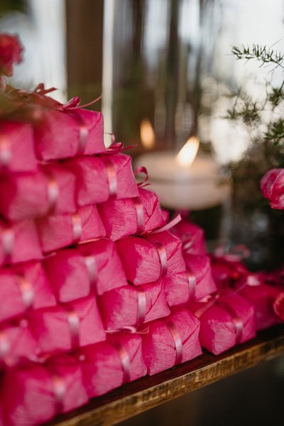 bem casados rosa empilhados sobre mesa de madeira