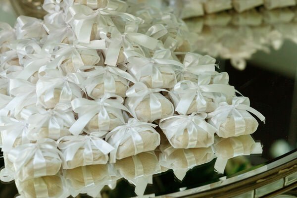 bem casados brancos sobre mesa espelhada