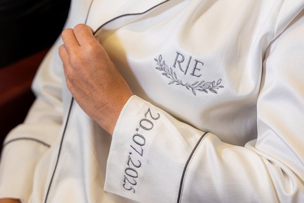 robe vitoria com bordado lilas de iniciais r e e no peito e data na manga