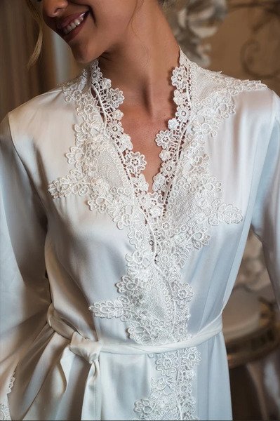 modelo com robe detalhado em renda personalizado para noivas robe kamila