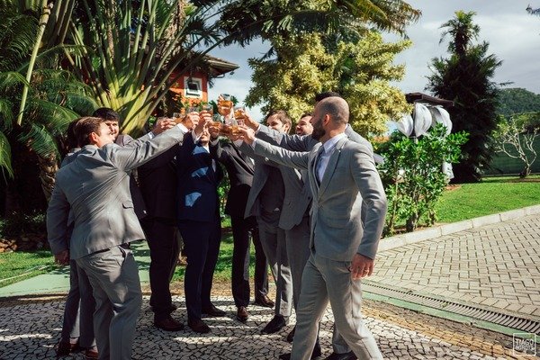 padrinhos e noivo brindando ao ar livre