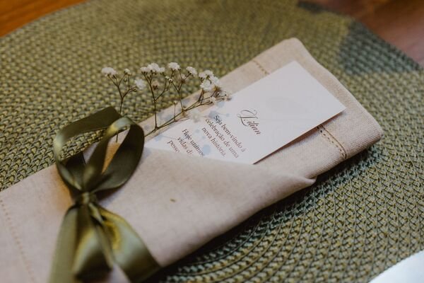 foto de guardanapo com laco de fita verde flor e papel com boas vindas