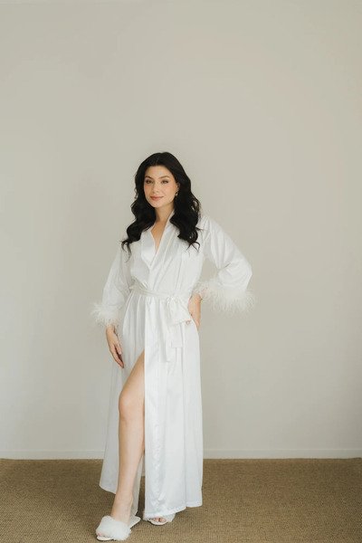 modelo usando robe longo mya com manga longa e plumas