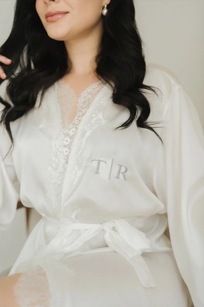 noiva usando robe longo personalizado para noivas com renda chantilly robe longo yasmim com iniciais t e r bordadas no peito