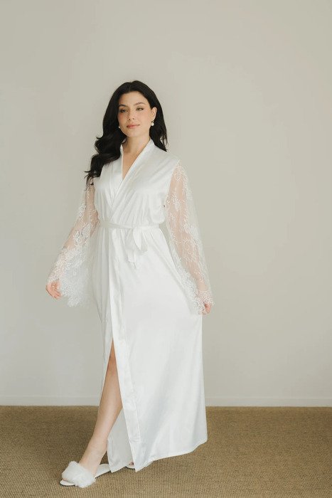 modelo segurando parte do robe com uma das maos usando robe erica